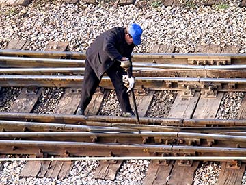 This rail worker faces many dangers every day. If you have been injured while working for a railroad company, call a Corpus Christi FELA attorney now.